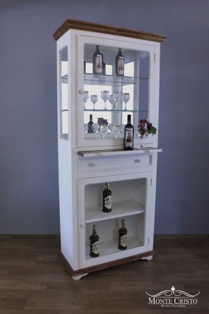 Cristaleira branca provençal, com iluminação